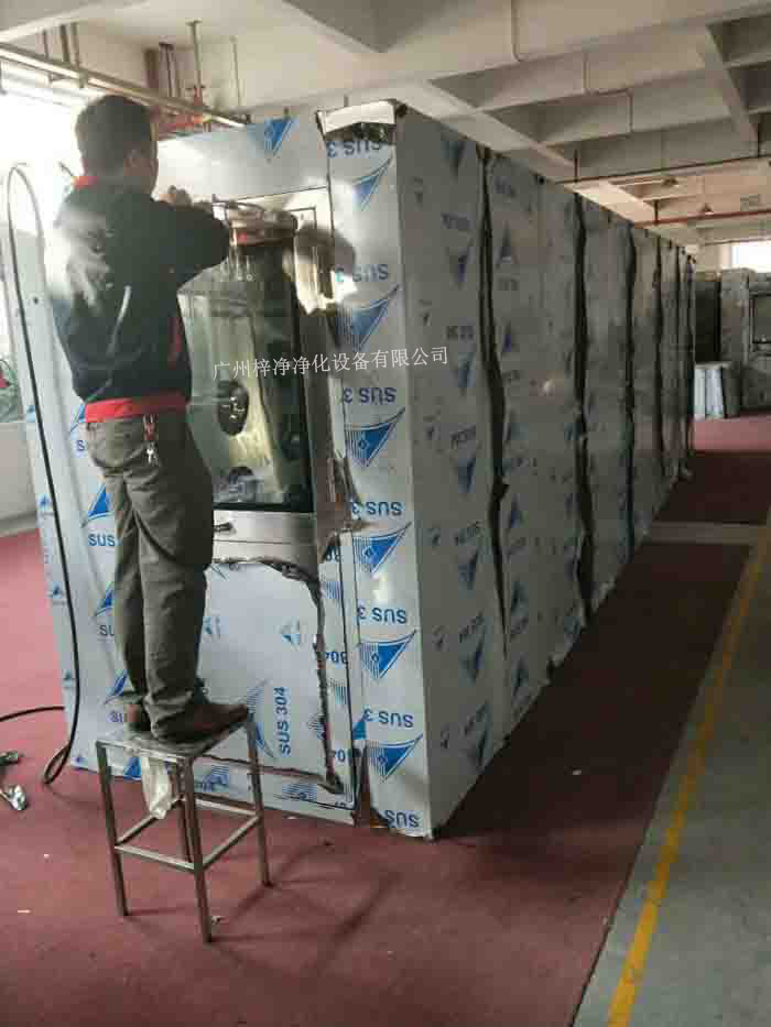 1590型风淋室-标准双人风淋室是人/货物进出洁净室常用的一种净化装置。