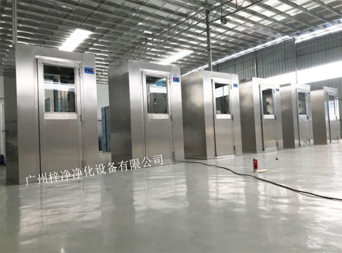 风淋室又可起到气闸的作用，阻止未净化的空气进入洁净区域。