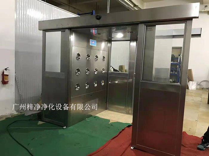 货淋室是人员和货物进入洁净室所必需的通道，它可以减少货物进出洁净室所带来的污染问题。