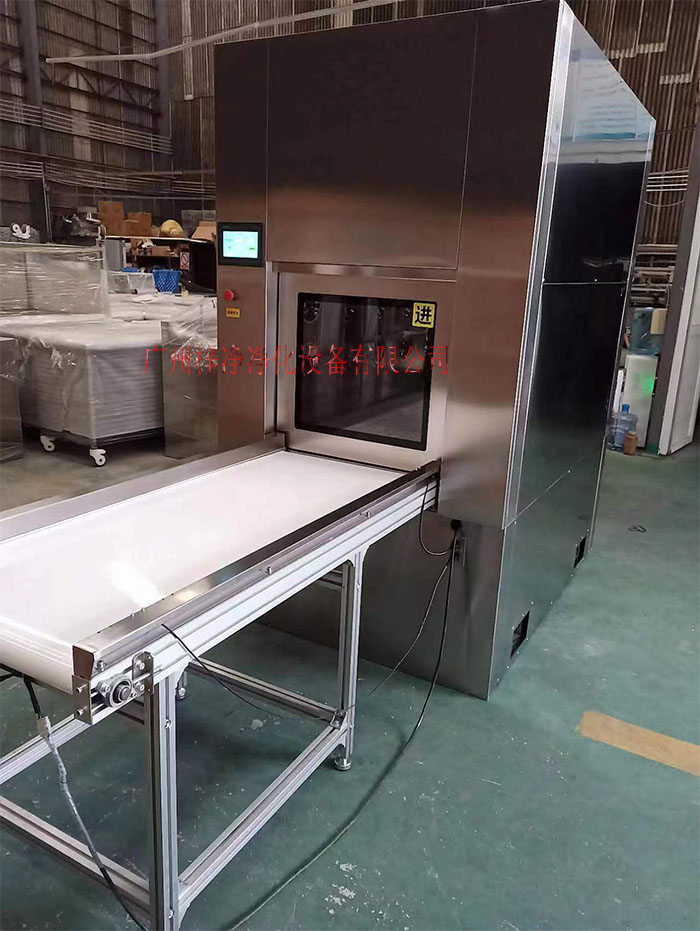 输送带传递窗还可吹淋被传递物品的表面，防止物品可能携带尘埃进入洁净室。