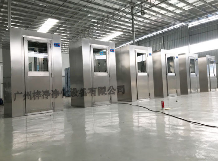 全不锈风淋室采用全不锈钢材质制造，具有良好的耐腐蚀性、耐高温性和耐磨损性。