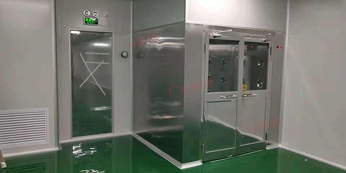 风淋室能够对进入洁净室的人员或物品进行高效的风淋，以去除表面尘埃和微生物，确保洁净室的环境质量。