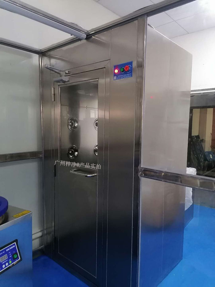 风淋室作为一种重要的洁净室设备，其内部使用的初效过滤器和高效过滤器发挥着至关重要的作用。