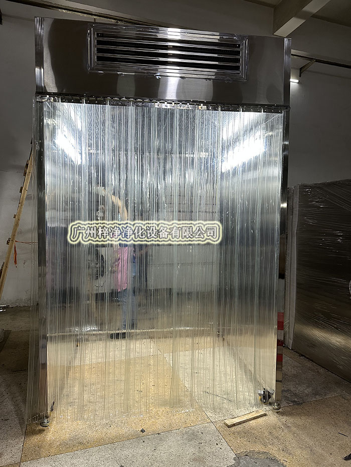 洁净采样车工作原理是从室内空气经过初效过滤器、高效过滤器出风的形式达到高洁净度的工作环境，是一种垂直流局部空气净化装置。