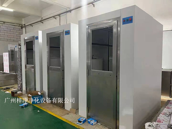 风淋室是一种用于去除或减少人员进入洁净区前身上的尘埃和微粒的设备。