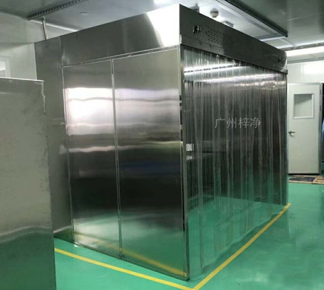 负压称量罩内空气经初效过滤器、由离心风机压入静压箱，在经高效过滤器后从气流扩散送风单元出风面吹出，洁净空气以均匀的断面风速流经工作区，从而形成高洁净的工作环境。
