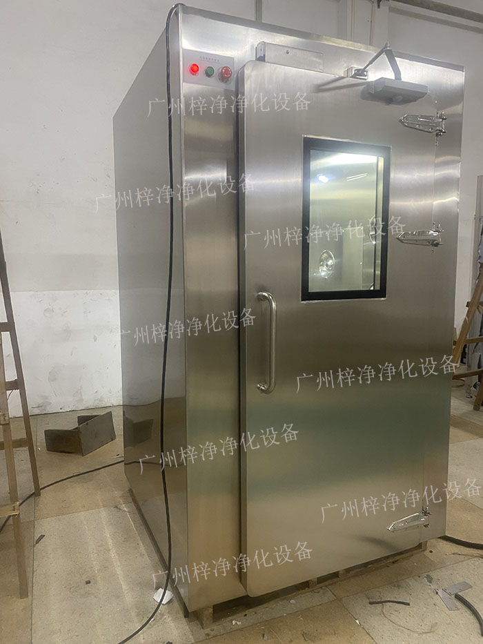 高端满焊风淋室采用满焊接工艺，无缝连接，防止尘埃进入，确保洁净室的空气质量。