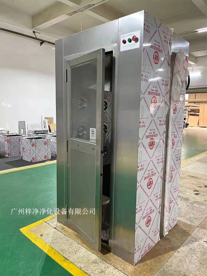 风淋室是洁净室中用于人员净化的重要装置。
