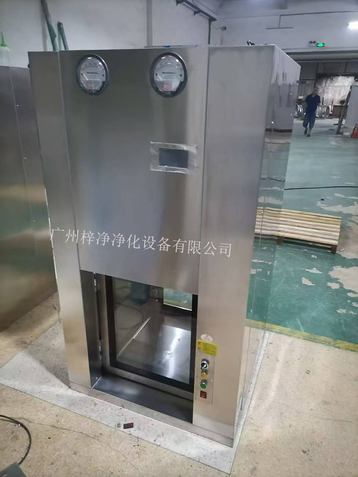 传递窗是一种用于洁净室内部或洁净室与外界之间传递物品的设备，可以防止外部污染进入洁净室。