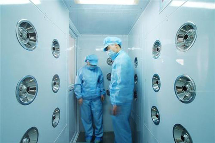 进入风淋室前，应佩戴专用鞋套和帽子，鞋套应与地面接触面完全覆盖，帽子则应能覆盖头发，防止头发飞扬。