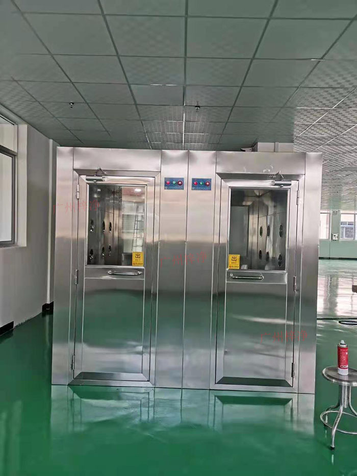 风淋室主要功能是通过快速气流的作用，去除人员和物料表面携带的尘埃和微生物，以确保进入洁净室的人员和物料不会污染车间环境。
