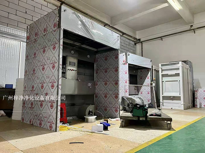 负压称称量罩通过创造一个低气压的环境，防止生产过程中的粉尘、挥发物等有害物质逸散到外界环境中，同时确保称量结果的准确性。