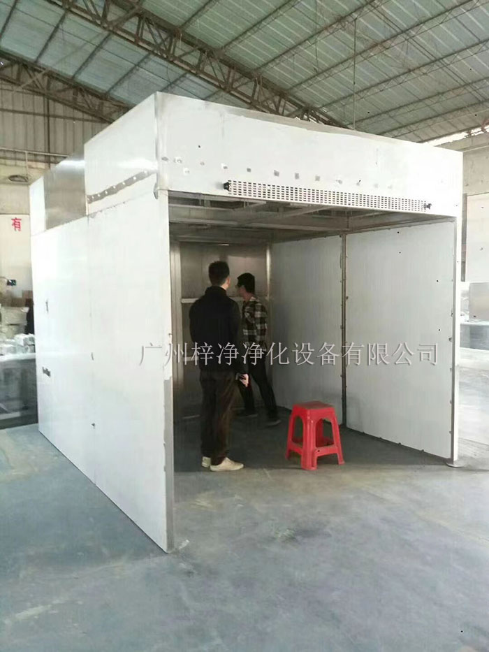 负压称称量罩通过创造一个低气压的环境，防止生产过程中的粉尘、挥发物等有害物质逸散到外界环境中，同时确保称量结果的准确性。