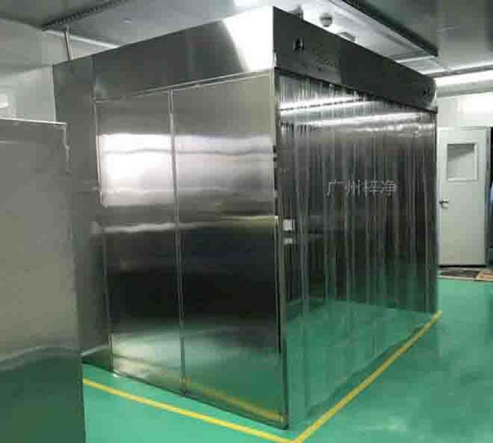 洁净层流罩通过特殊的气流组织，形成均匀、稳定的气流层，确保工作区域内的空气洁净度。