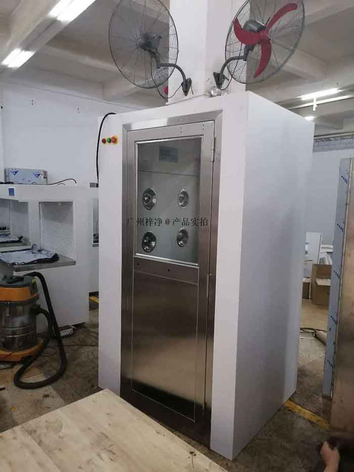 风淋室的外壳尺寸，包括长度、宽度和高度。