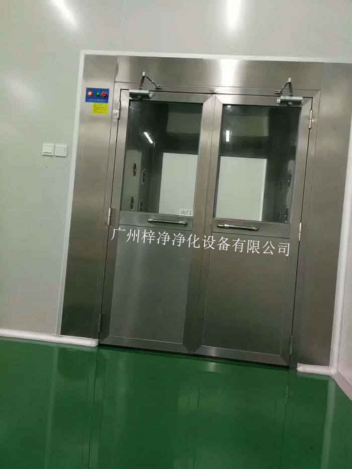 风淋室能有效降低工作人员带入的尘埃和污染物，保证洁净室内的空气质量。