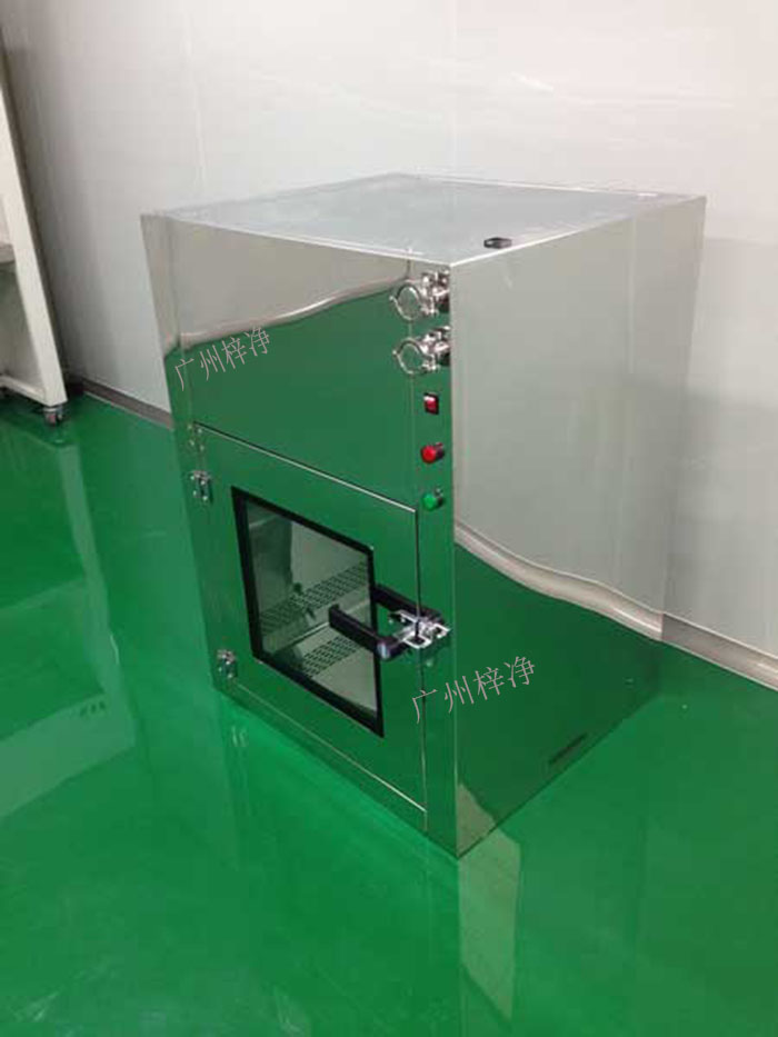 传递窗的尺寸应根据车间的具体需求而定，一般应大于操作人员的身体尺寸，确保操作空间。