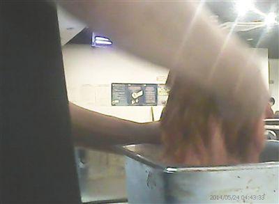 在开餐前，烤肉店一名员工正徒手搅拌肉片。
