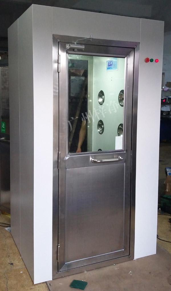1200型风淋室是进入洁净室所必需的通道，可以减少进出洁净室所带来的污染问题。